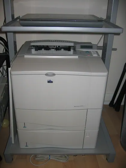 Printer HP LaserJet Pro M404dn, toner i mbushur
