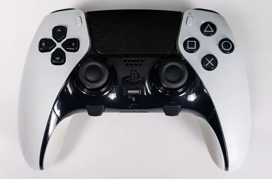 PlayStation 5 Slim me disk, 2 kontrollerë
